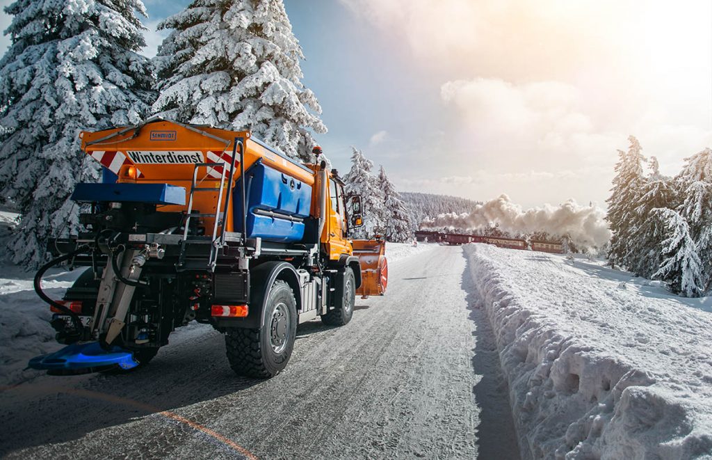 Unimog mit Streuautomat