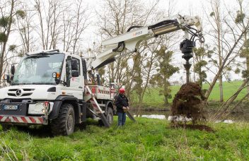 Unimog Geräteträger mit Erdbohrer