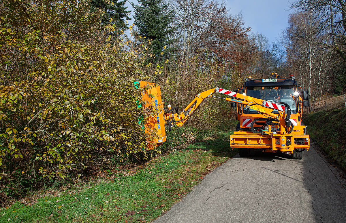 Unimog mit Mulag Ausleger MFK 500 und Heckenschneider GHS 2000