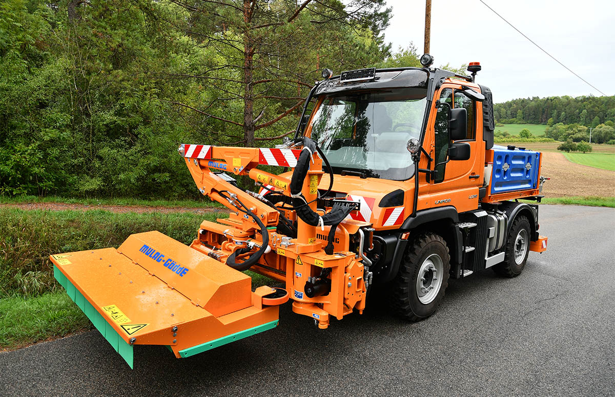 Unimog U 219 mit Mulag Heckenschneider und Bucher Feuchtsalz-Streuautomat