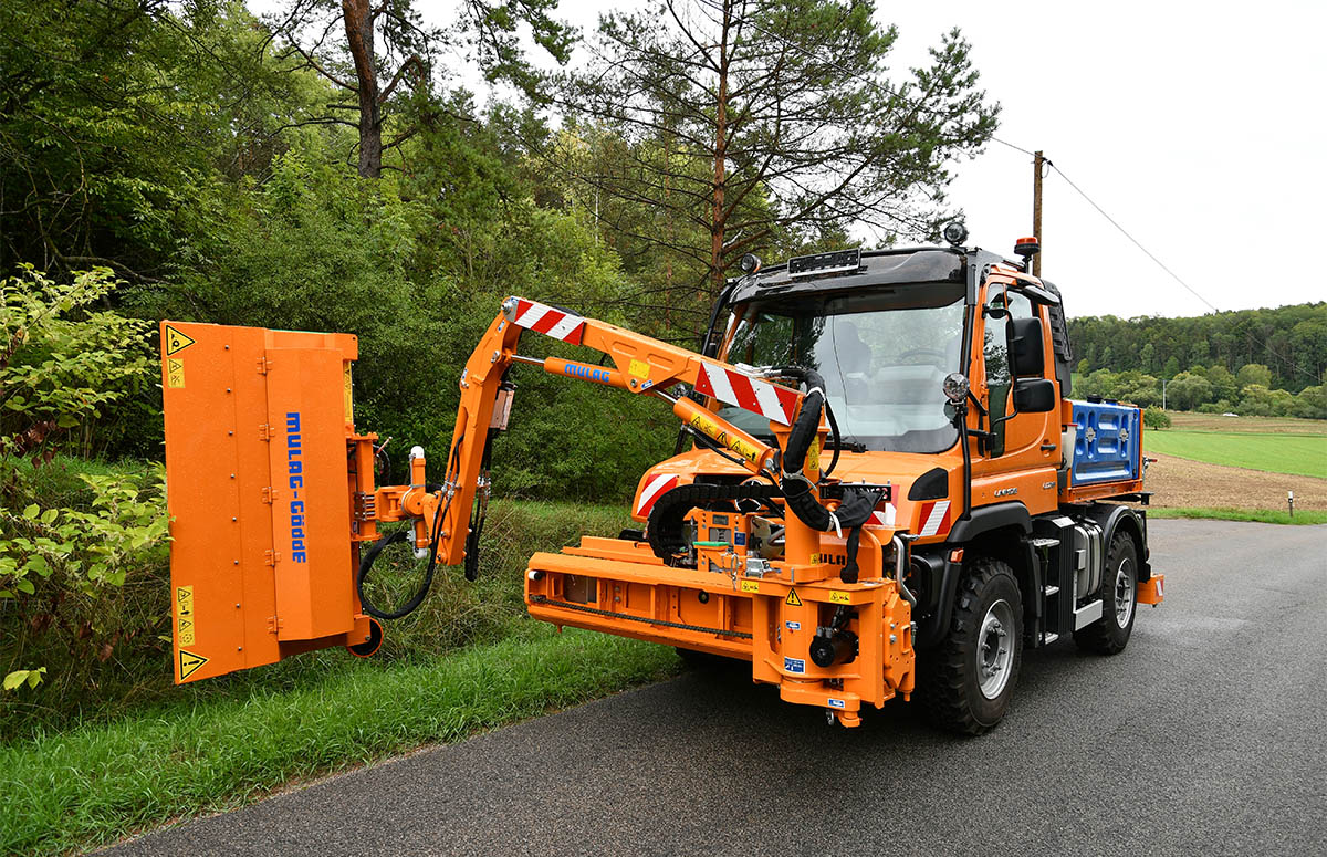 Unimog U 219 mit Mulag Heckenschneider und Bucher Feuchtsalz-Streuautomat