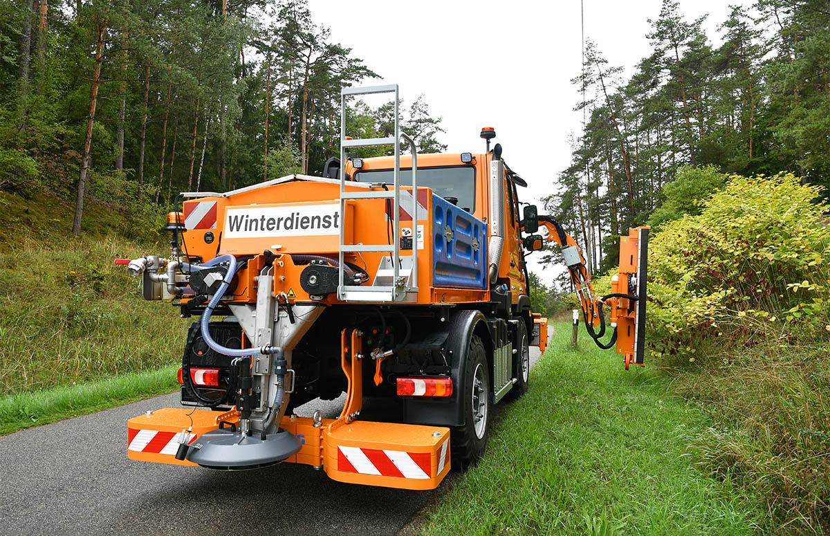 Unimog U 219 mit Mulag Heckenschneider und Bucher Feuchtsalz-Streuautomat, Heckansicht