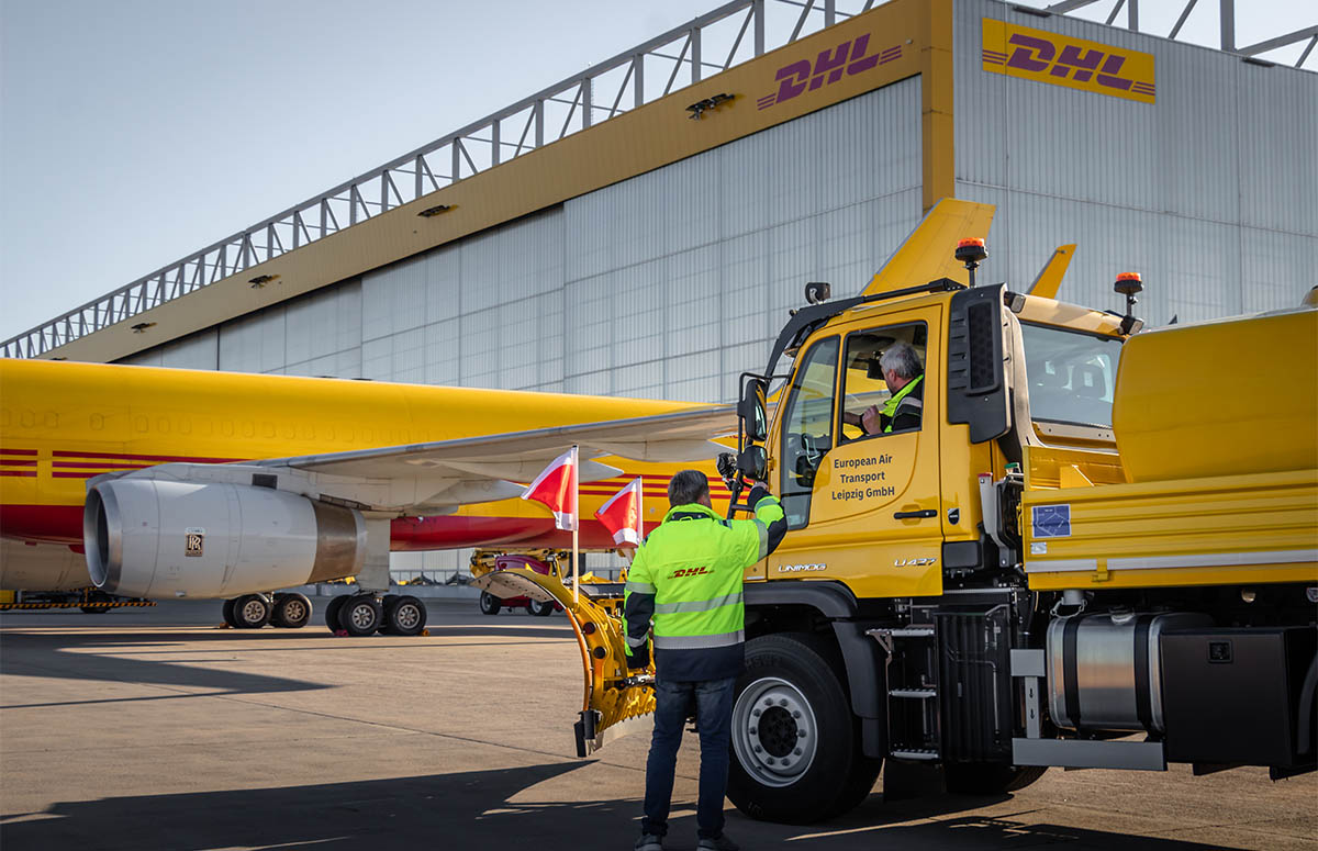 Unimog U 427 bei EAT auf dem DHL vor dem Hangar