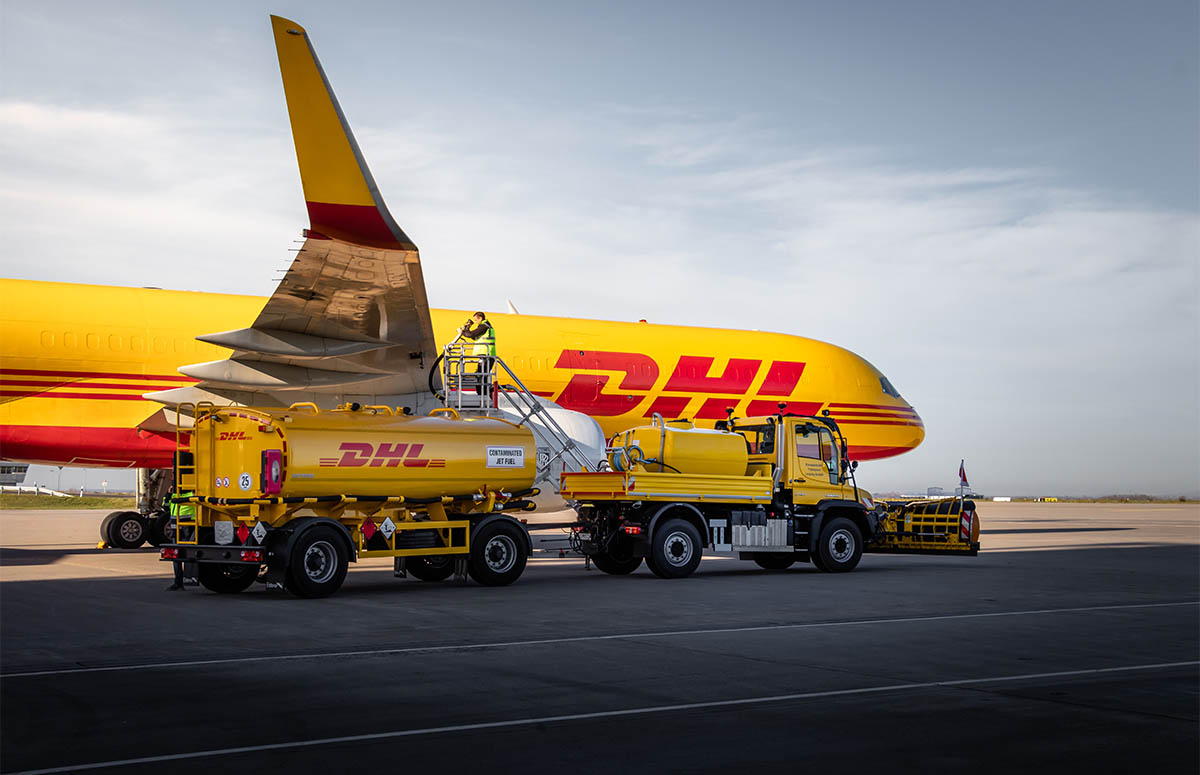 Unimog U 427 bei EAT auf dem DHL Rollfeld mit Esterer Tankwagen