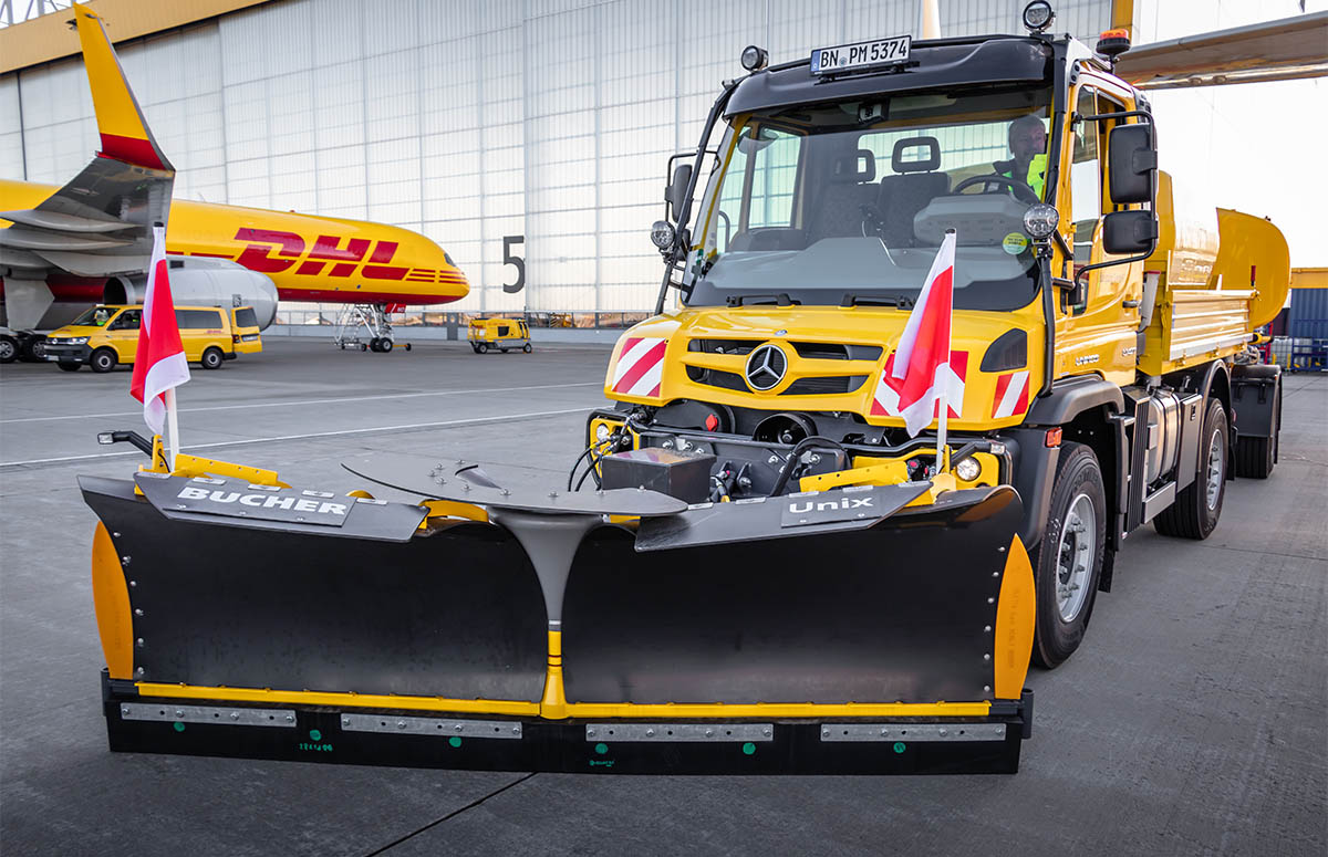 Unimog U 427 bei EAT auf dem DHL Rollfeld mit Schneepflug von Bucher