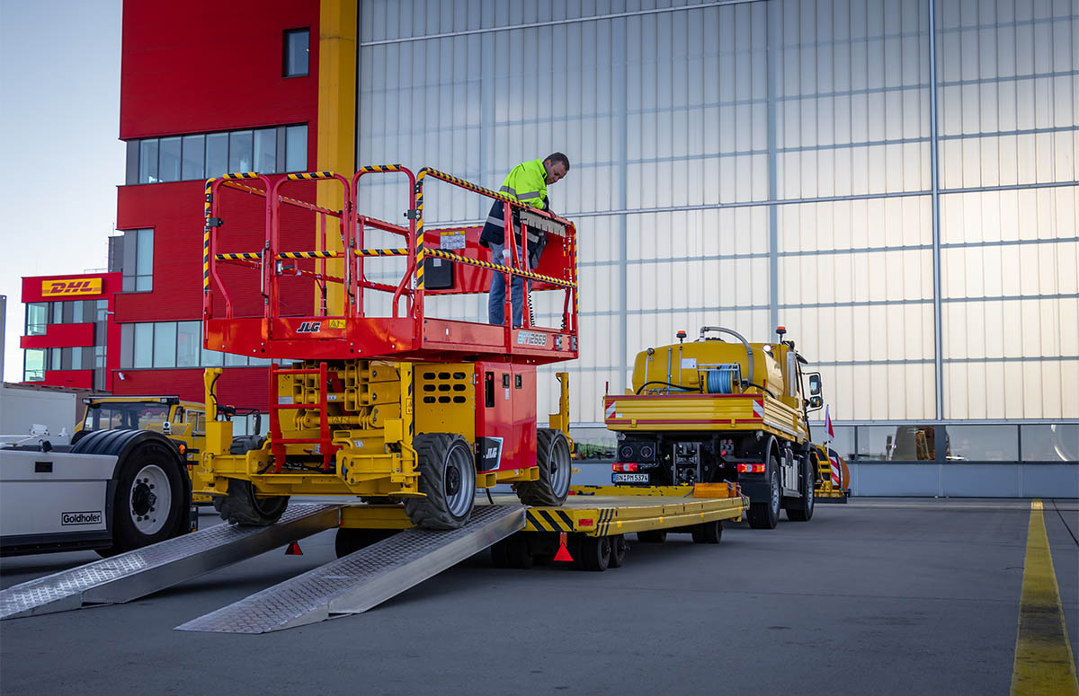 Unimog U 427 bei DHL mit Anhänger und Hebebühne