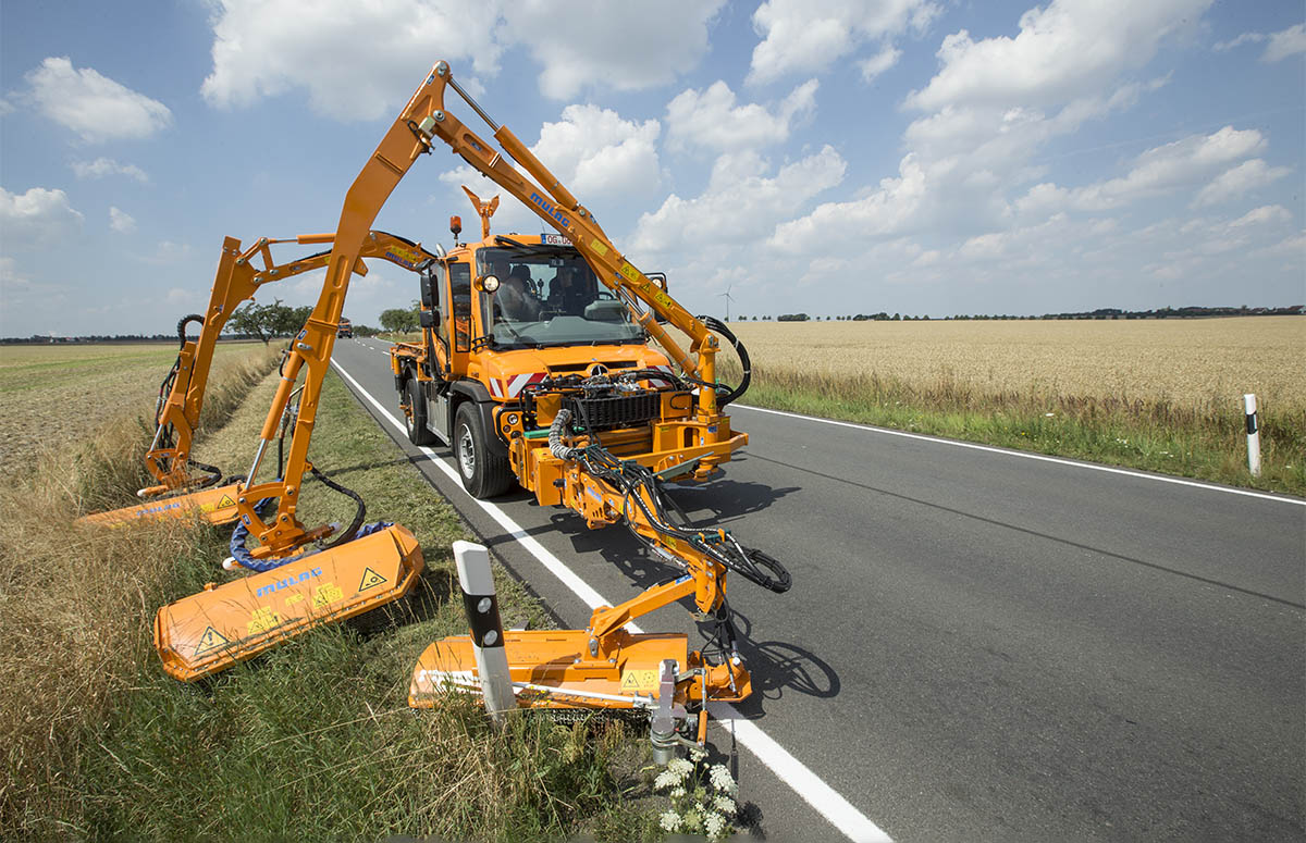 Unimog mit Mulag Mähgerät