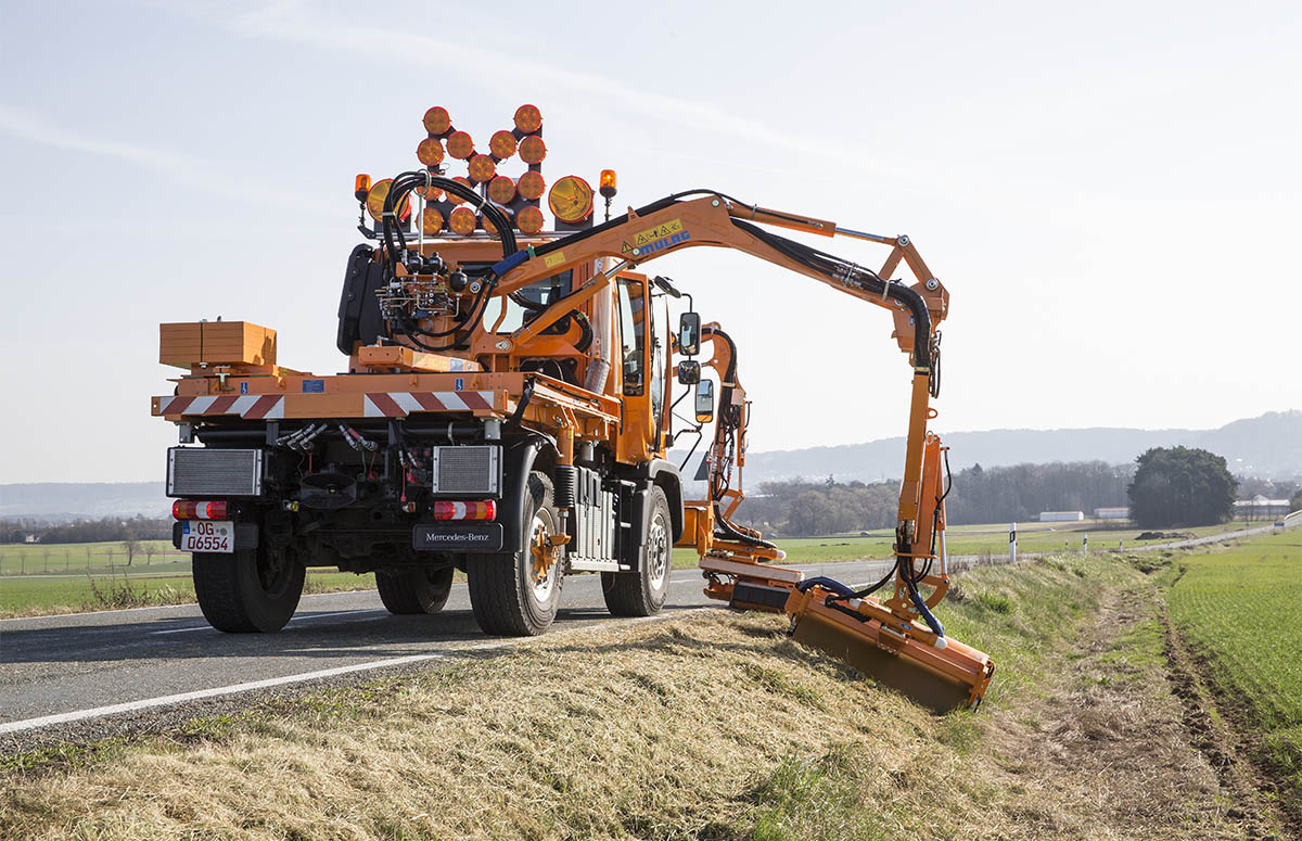 Unimog mit Mulag Mähgerät