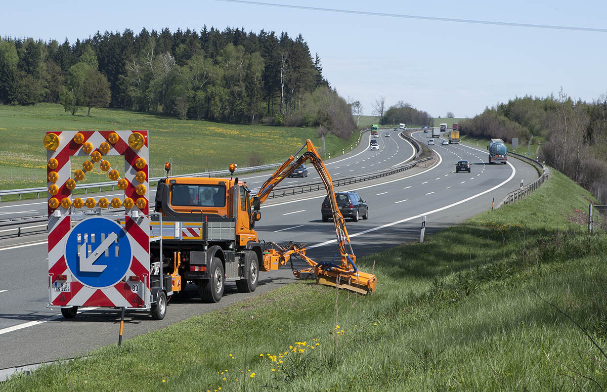 Unimog in der Instandsetzung auf der Autobahn