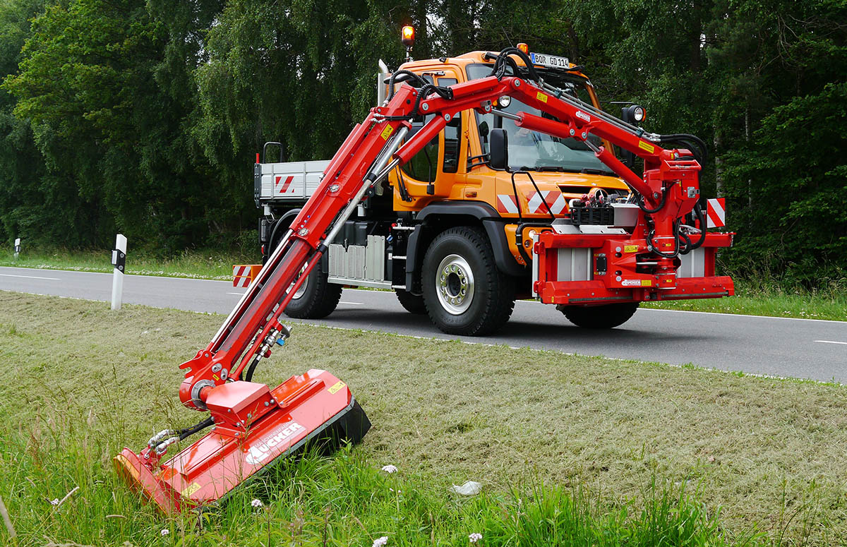 Unimog mit Dücker Mähgerät