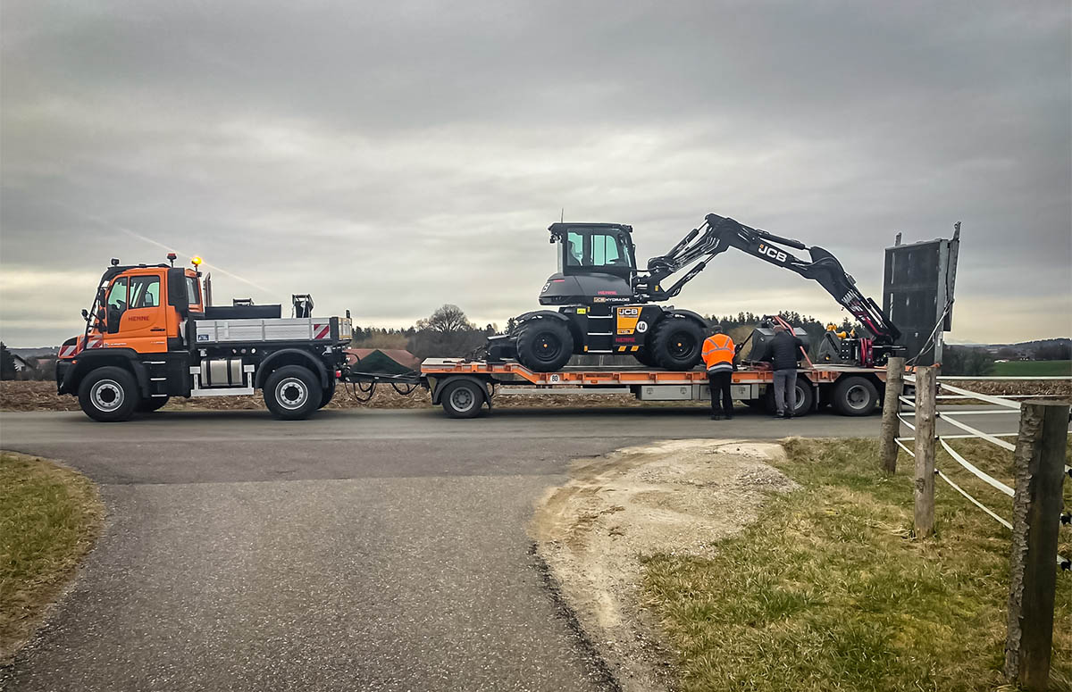 JCB Hydradig wird mit Unimog als Zugfahrzeug ausgeliefert