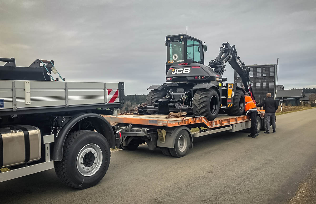 Hydradig Balck Edition steht noch auf Tieflader