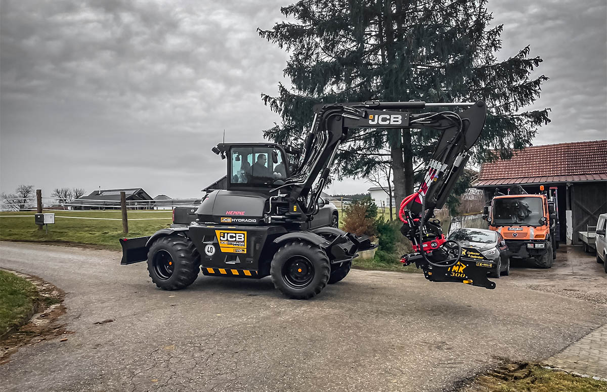 Hydradig unterwegs bei seinem neuen Besitzer, Unimog im Hintergrund