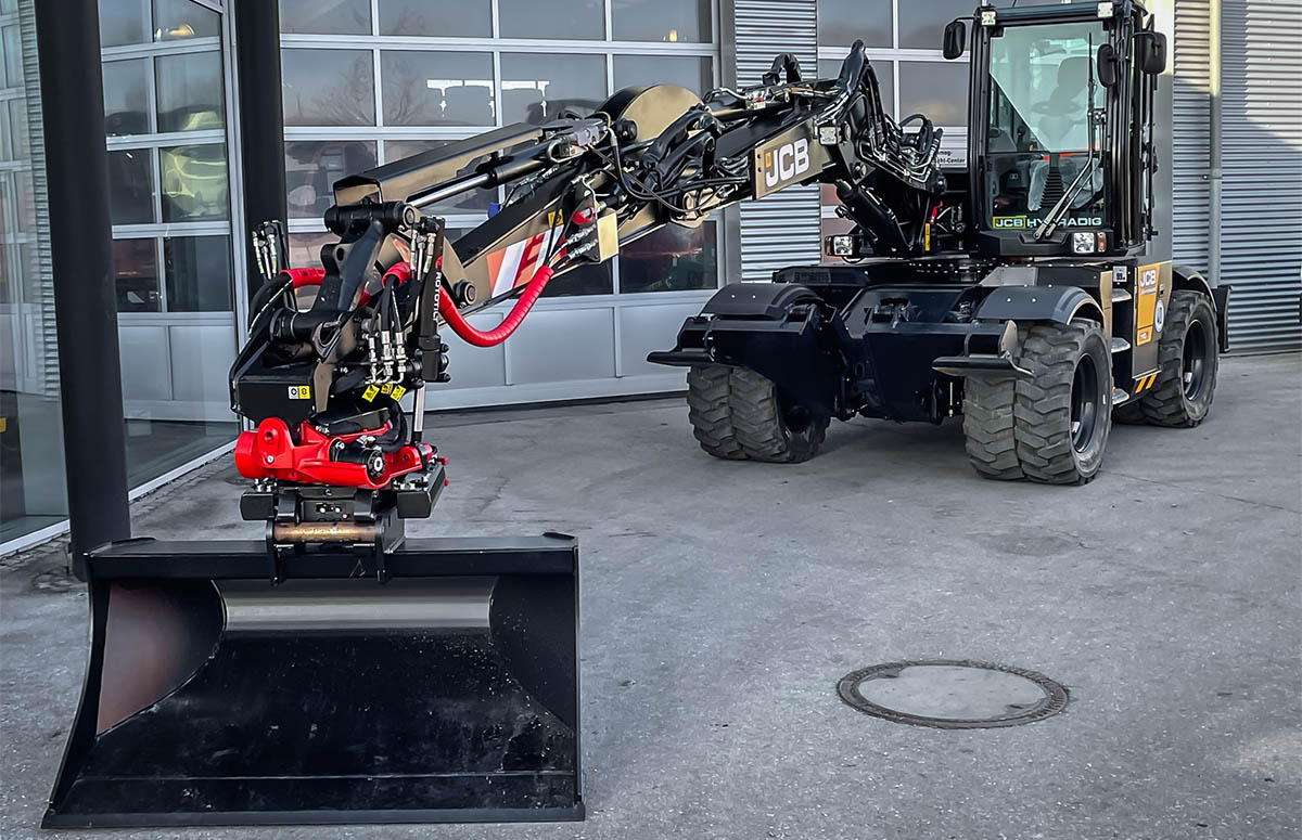 Hydradig mit Rototilt, sein Arm ist ausgestreckt