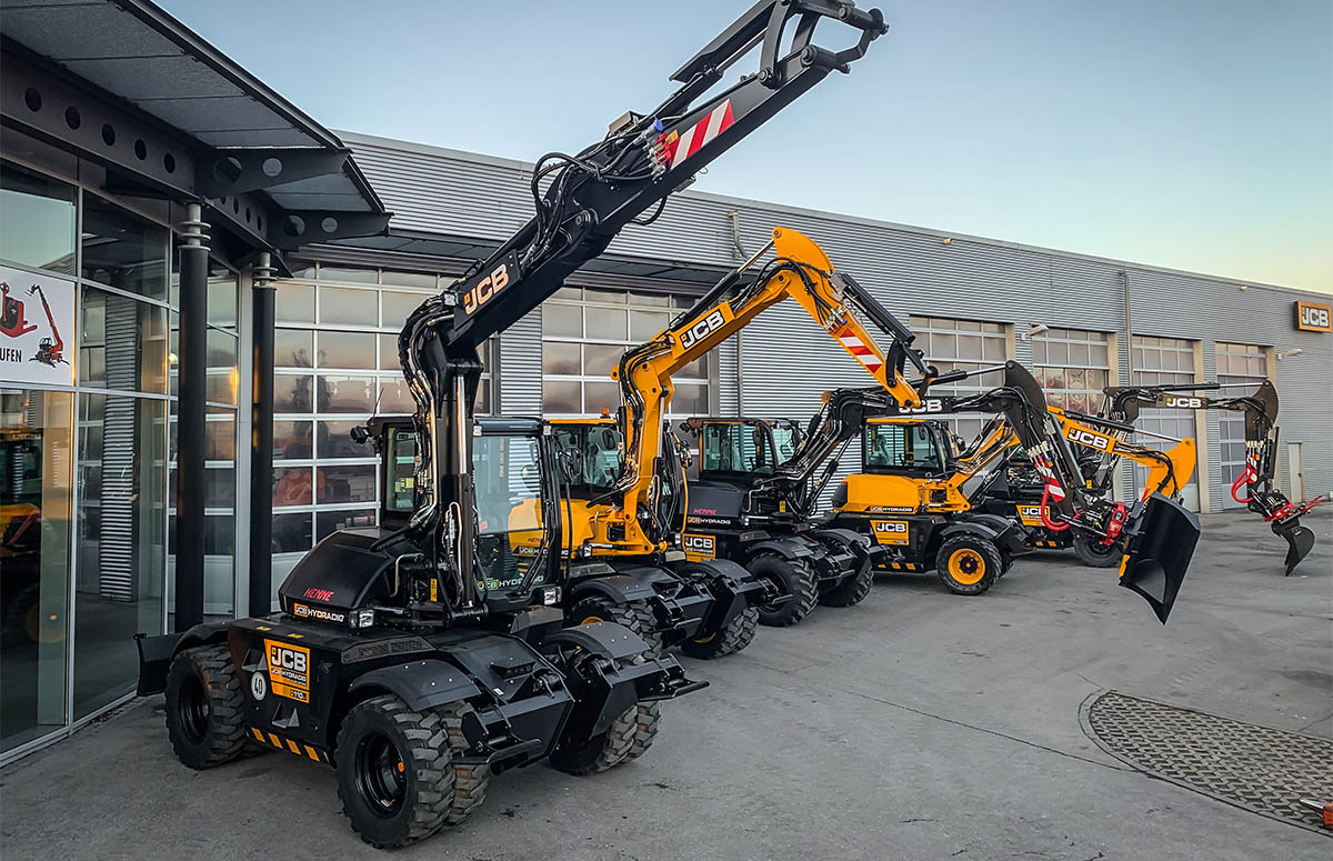 Verschiedene JCB Hydradig bei Henne auf dem Hof