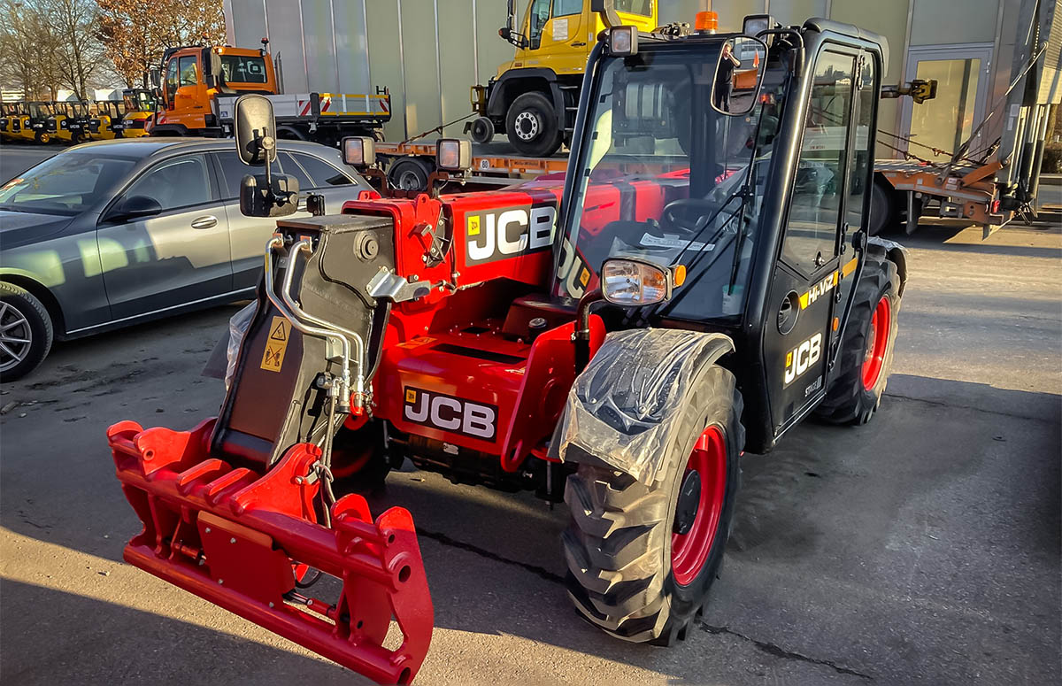 JCB 525-60 steht auf Henne Firmengelände in Heimstetten in Frontalansicht