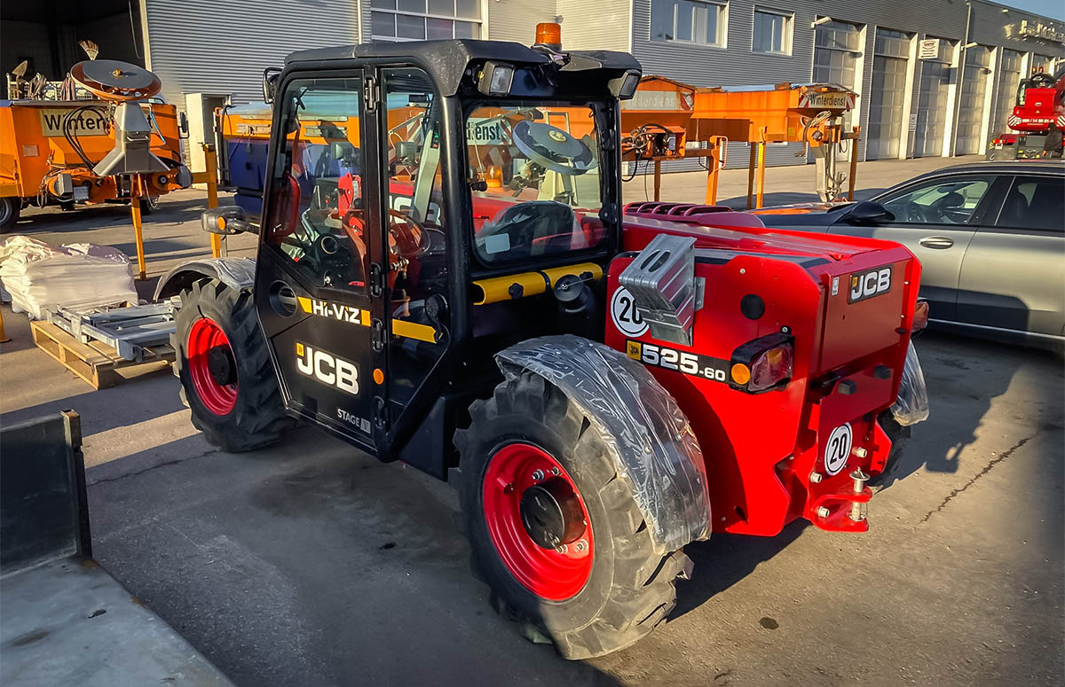 JCB 525-60 steht auf Henne Firmengelände in Heimstetten und ist von hinten zu sehen.