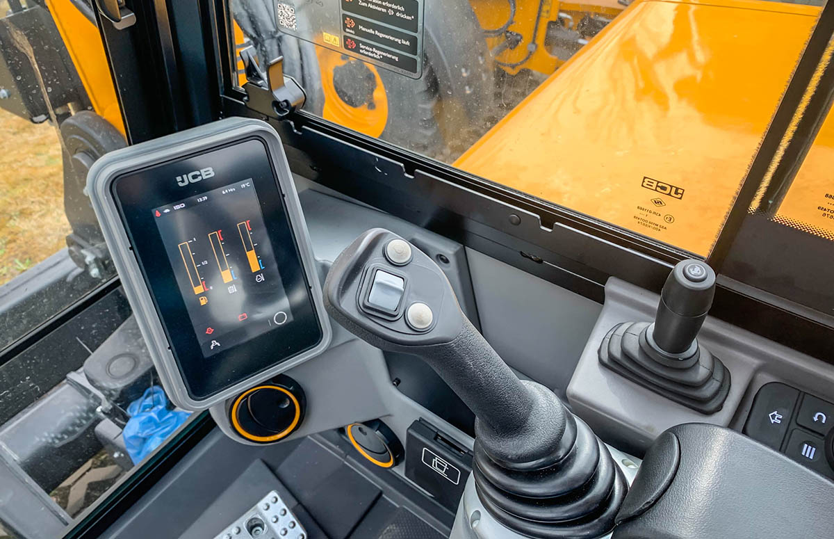 JCB 86C-2 Innenraum mit Instrumentenanzeige und Joystick