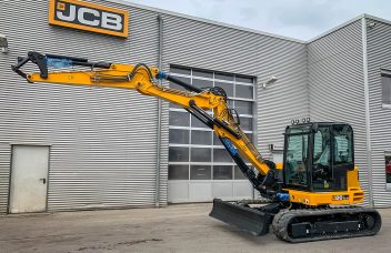 JCB 86C-2 TAB mit hoher Reichweite dank Verstellausleger