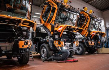 Monteur prüft Fahrzeuge auf Unimog Servicetag 2023 bei Henne in Heimstetten