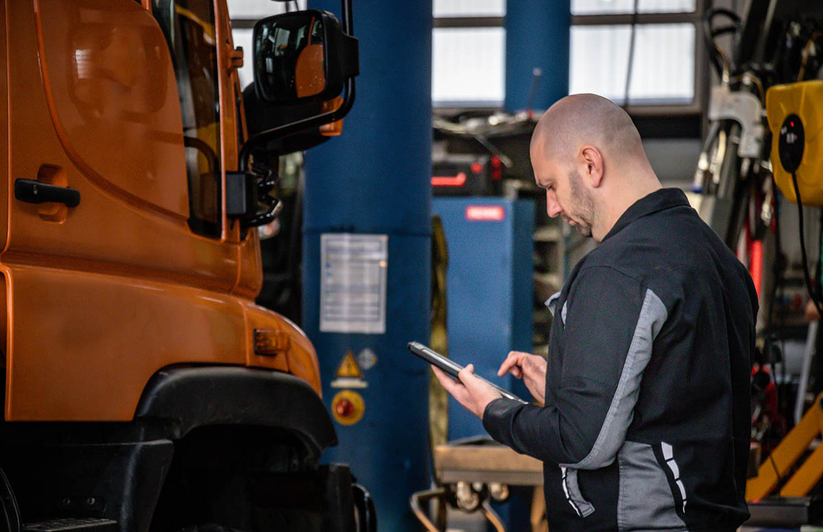 Werksmonteur prüft Unimog mit digitaler Checkliste auf dem Unimog Servicetag 2023