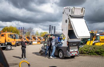 Kehrmaschinenprofi von Aebi Schmidt erklärt Kehrmaschine Swingo 200+