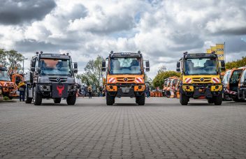 Bauhofleitertagung 2023 bei Henne Nutzfahrzeuge in Wiedemar: 3 Unimog markieren den Eingang zum Event