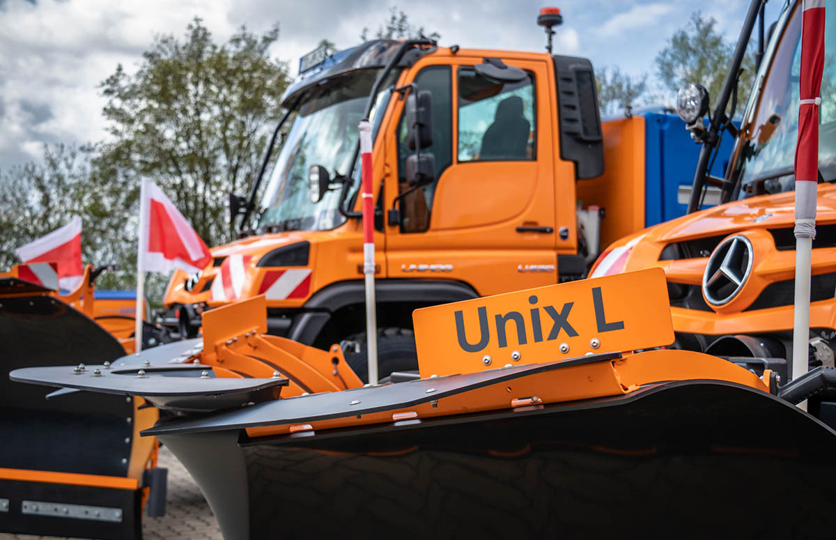 Unix L Schneepflug von Bucher am Unimog Geräteträger