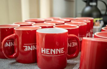 Frischer Kaffee von HENNE. auf dem Bauhofleitertag. Viele Henne-Tassen stehen bereit.