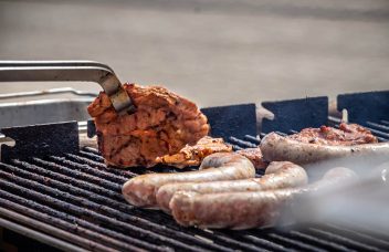 Für das leibliche Wohl ist gesorgt. Grillen auf dem Bauhofleitertag 2023.