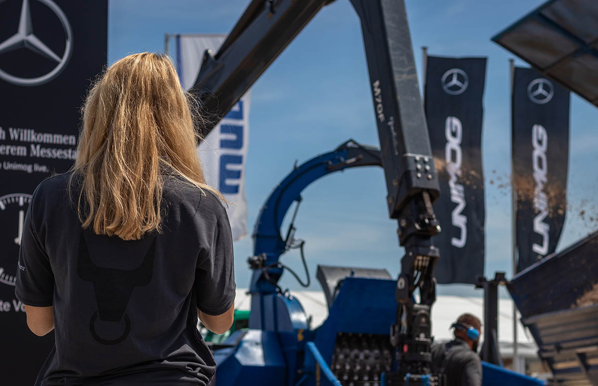 Besucherin des Henne Unimogs und Daimler Trucks Messestands