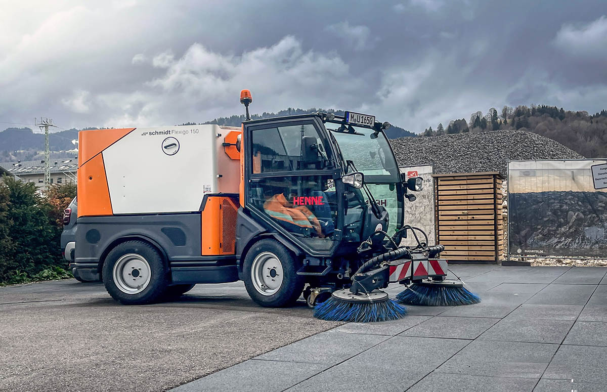 Die Kehrmaschine Flexigo 150 seitlich zu sehen auf dem Parkplatz der bayerischen Zugspitzbahn