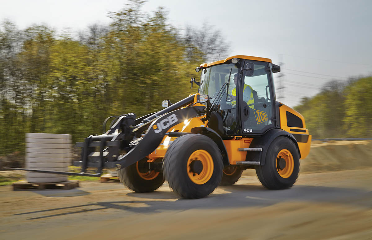 JCB Komaktlader Sonderaktion 406 im Transport von Material mit Palettegabel