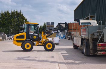 JCB Radlader Sonderaktion 406 im Einsatz mit Palettengabel beim Beladen eines Lkw