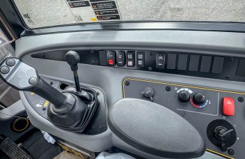 Instrumente und Joystick des JCB 406 Kompaktladers