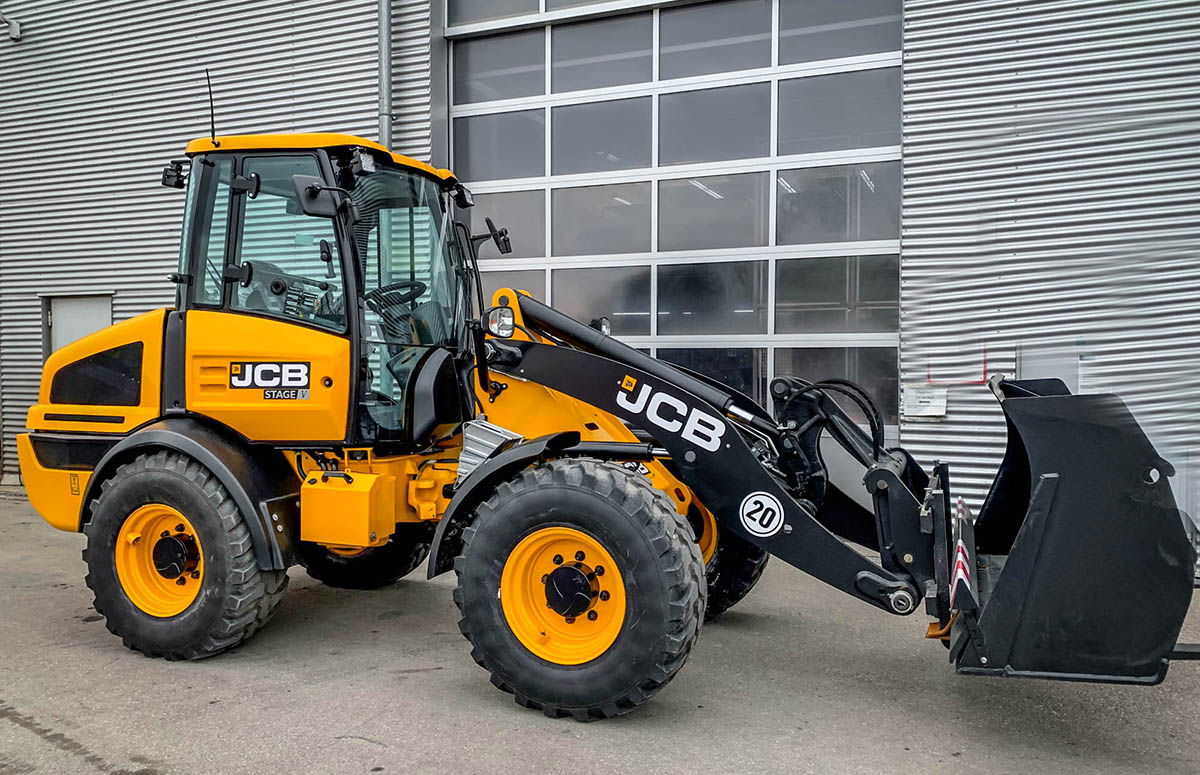 Kompaktradlader JCB 409 vor Henne Firmengebäude in Heimstetten