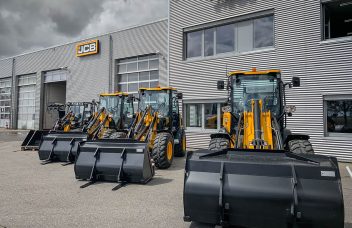 JCB kompakte Radlader 403, 406, 407 & 409 frontal vor Henne Firmengebäude