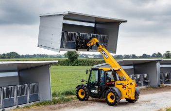 JCB 525-60 Hi Viz im Einsatz beim setzten eines Stallgebäudes