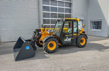 JCB 525-60 kompakter Teleskoplader auf dem Hof der Henne Nutzfahrzeuge GmbH