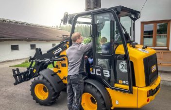 Allrounder JCB 403 Kompaktlader von Henne übergeben