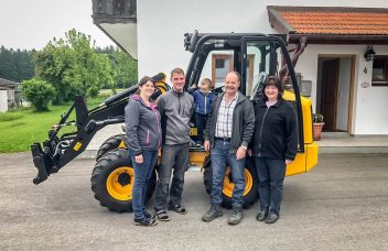 Allrounder_JCB 403 Kompaktlader an Familie Taubenberger