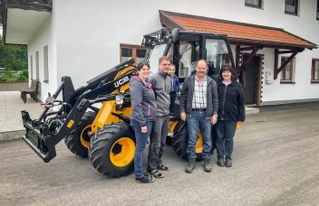 Henne liefert Kompaktlader JCB 403 aus