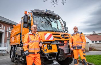 Die Fahrer der Stadtwerke Torgau vor dem neuen Unimog U427 mit Kehraufsatz