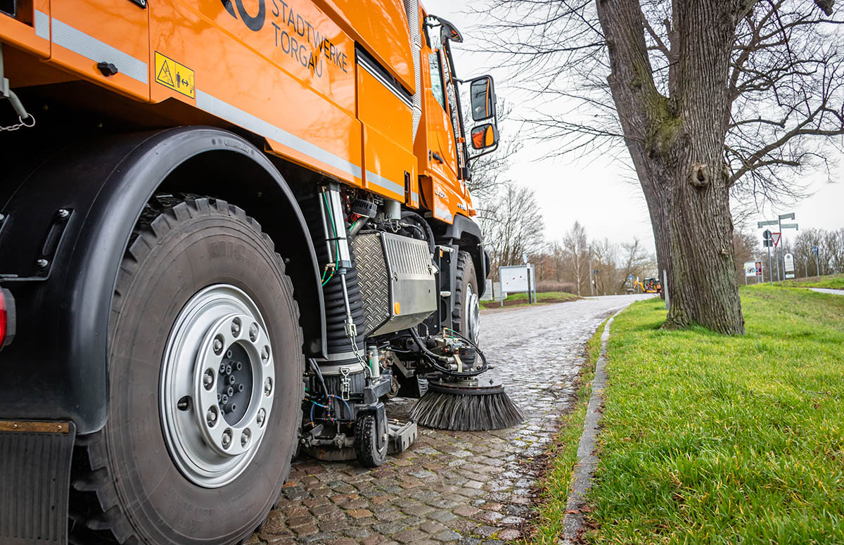 Der Kehrbesen des Unimog U427 mit Kehraufsatz