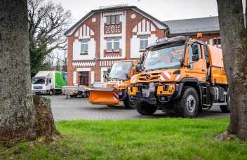 Unimog U 427 mit Kehraufsatz und U 400 mit Pflug