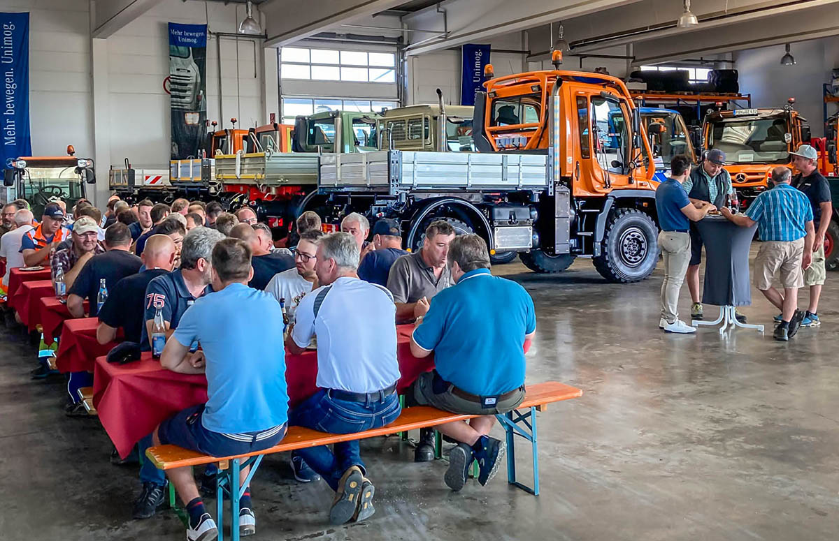 Besucher des Hansa Tags beim Weißwurst-Frühstück