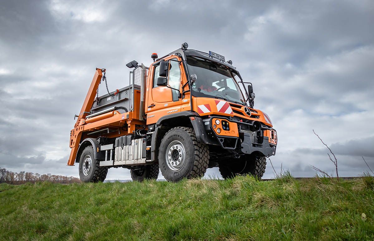 Der Unimog U530 auf einer Wiese