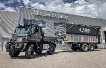 Unimog U 435 Agrar mit Fliegl Abschiebewagen Gigant ASW271 bei Henne auf dem Hof