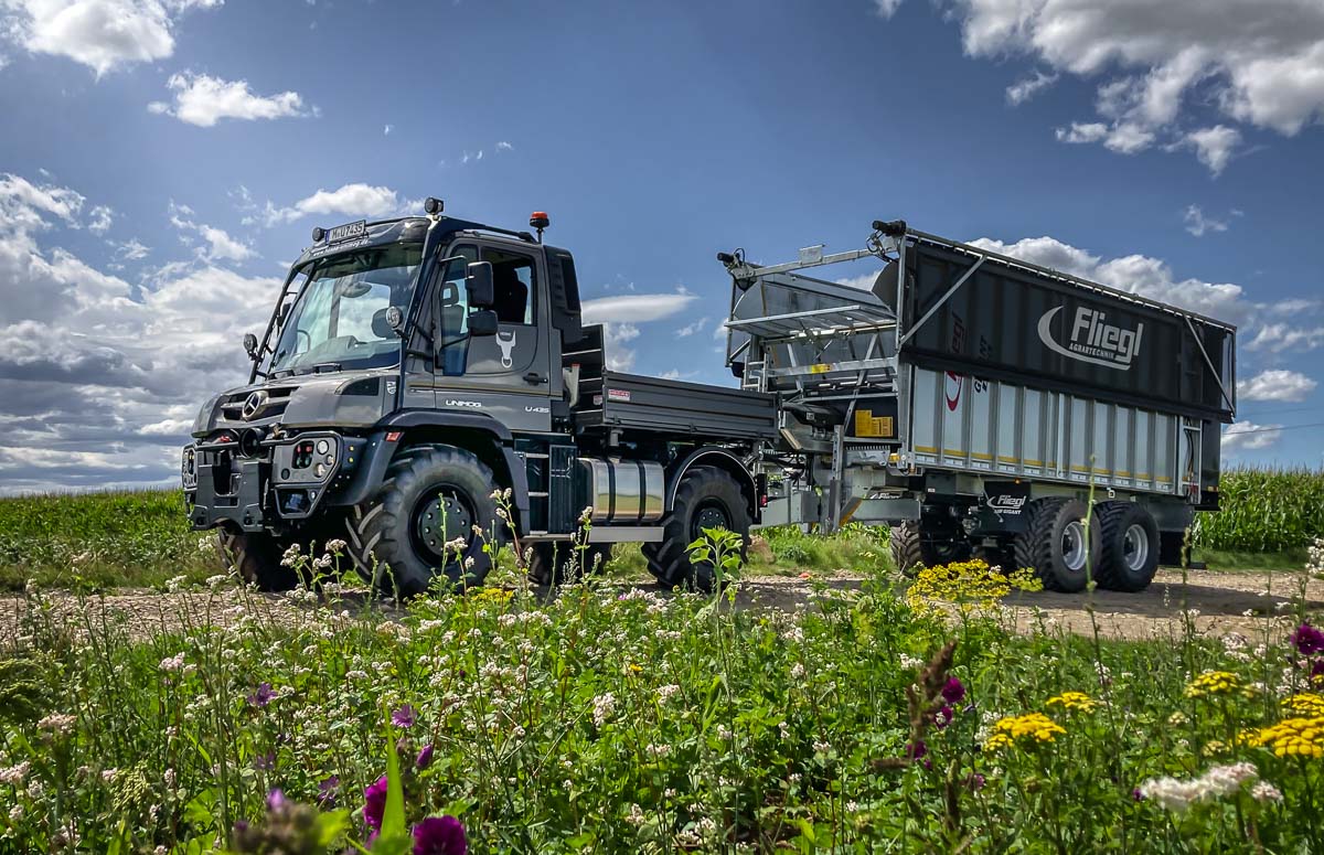 Unimog U 435 Agrar mit Fliegl Abschiebewagen Gigant ASW271 auf dem Feld