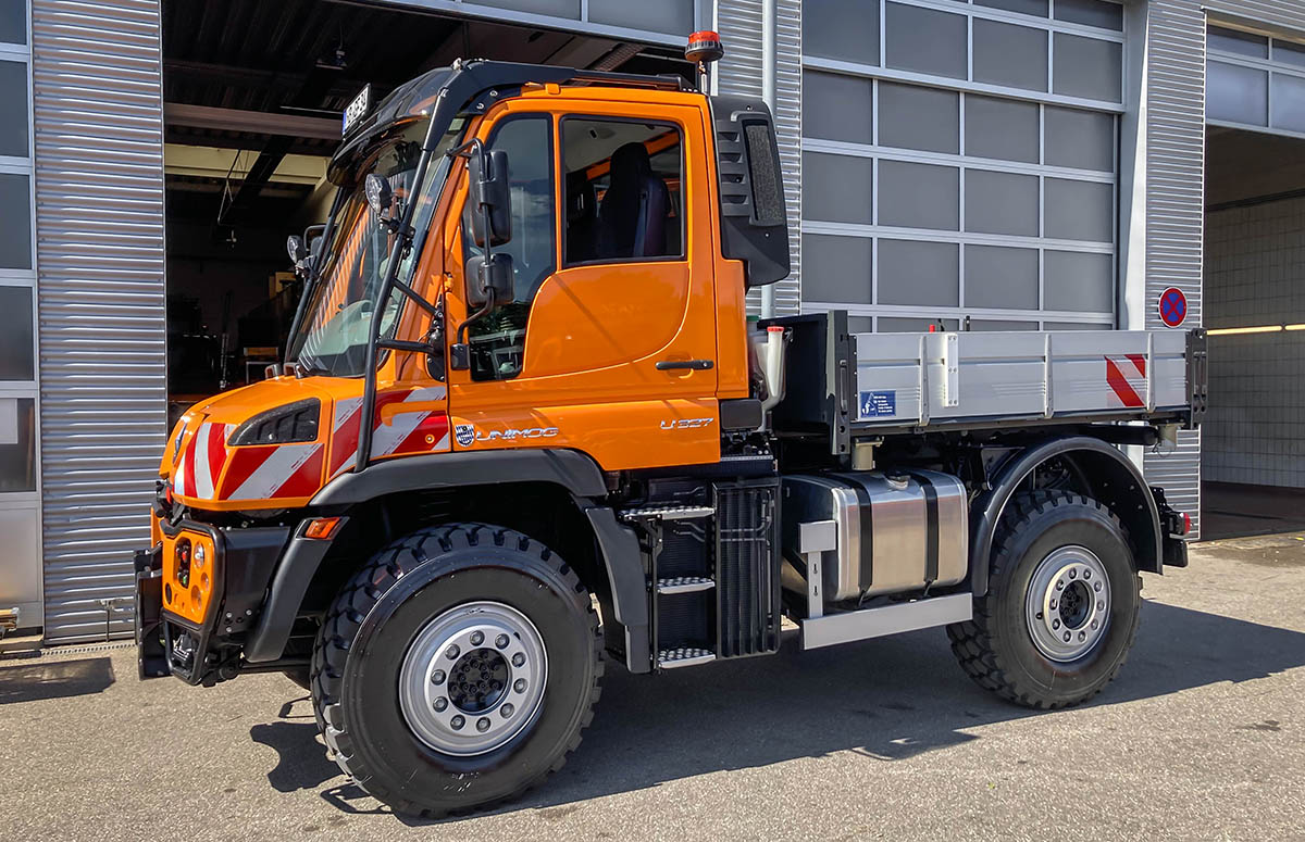 Unimog U 327 von der Seite fotografiert